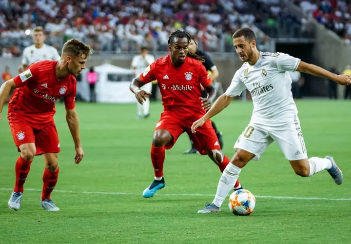 Eden Hazar (d) del Real Madrid controla el balón ante los jugadores del Bayern Munich Renato Sanches (c) y Joshua Kimmich (i). Foto: EFE