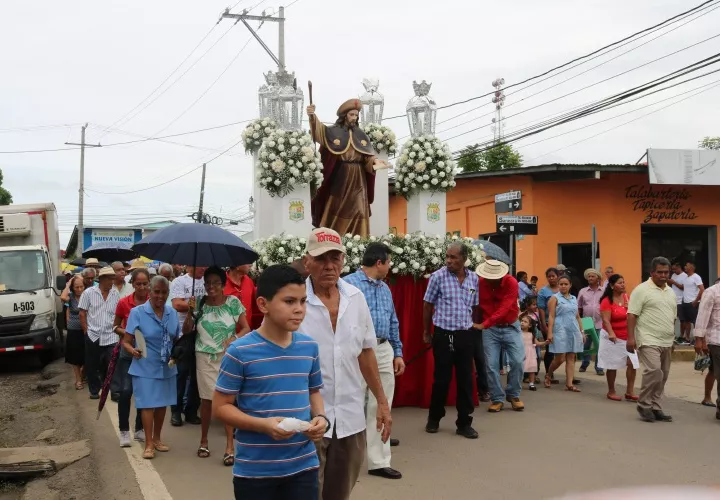 Tras los actos culturales después de la misa frente al atrio de la catedral, la gente se quedó para disfrutar de las actividades. Melquiades Vásquez A.