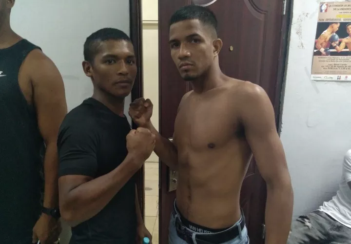 Leroy “El Sensacional” Estrada (izq.) y azael “Candelilla” Villar se toparon en el examen médico. Foto: Joel Isaac González