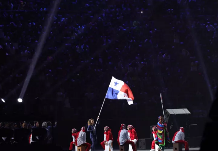 La taekwondista panameña Carolena Carstens fue la abanderada de la delegación panameña en el acto inaugural. Foto: COP