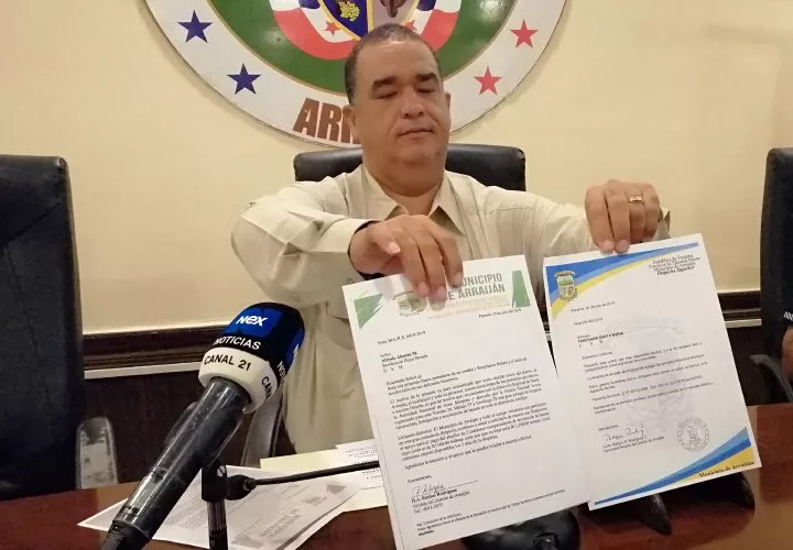 El Alcalde de Arraiján dijo que varias personas llegaron a dejar los cheques para colaborar con el dinero solicitado. Foto/Eric Montenegro