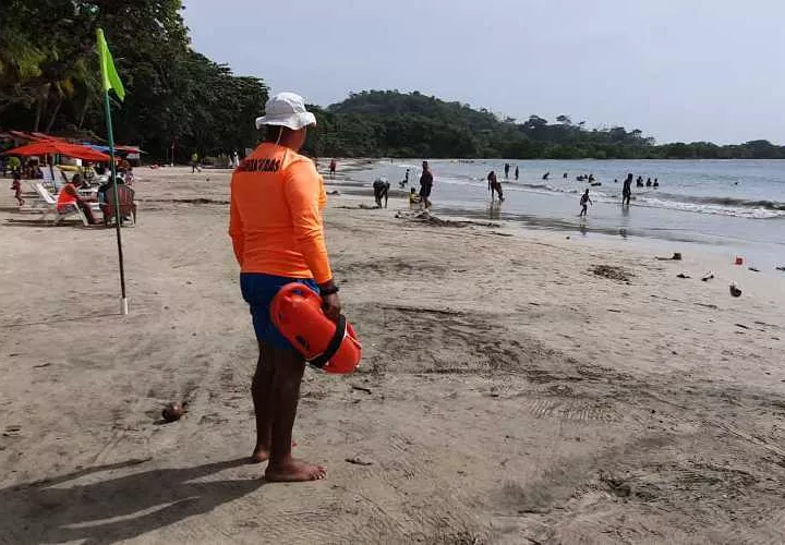 Miembros del Sistema Nacional de Protección Civil, además de unidades de la Policia Nacional vigilan la playa.