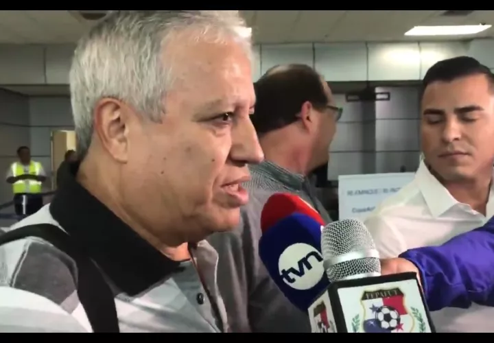 Américo Gallego a su llegada al aeropuerto de Tocumen. 