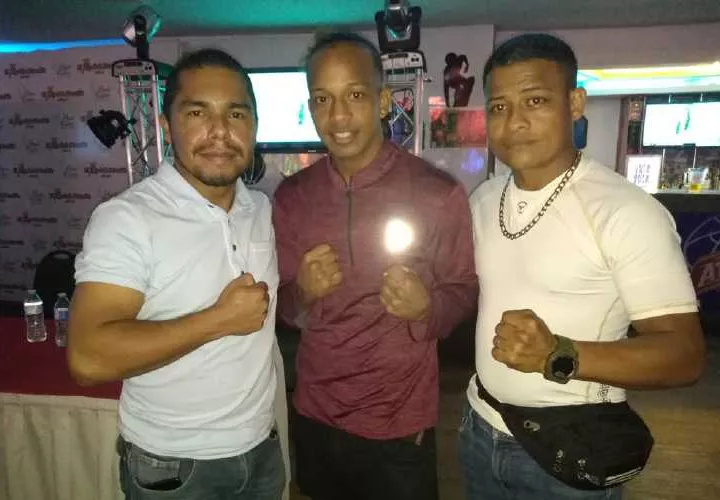 Jonathan Arenas (c) junto a su apoderado Marcial Bonilla (izq.) y su entrenador Daniel. Foto: Joel Isaac González