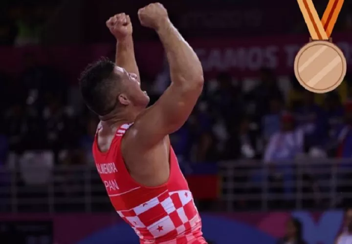 Almendra celebra la medalla de bronce, su segunda medalla en unos Juegos  Panamericanos. Foto: COP