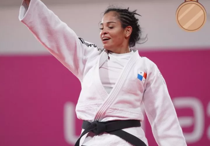 La panameña Kristine Jiménez levanta su mano en señal de victoria. Foto: COP