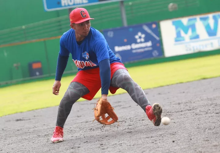 El coclesano Julio González es uno de los fijos en la selección por su experiencia y versatilidad para jugar en el cuadro interior y lanzar. Fotos: Anayansi Gamez