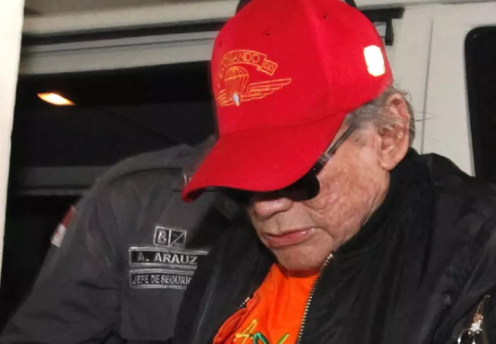 En la imagen se aprecia al exgeneral Manuel Antonio Noriega, con su bastón.