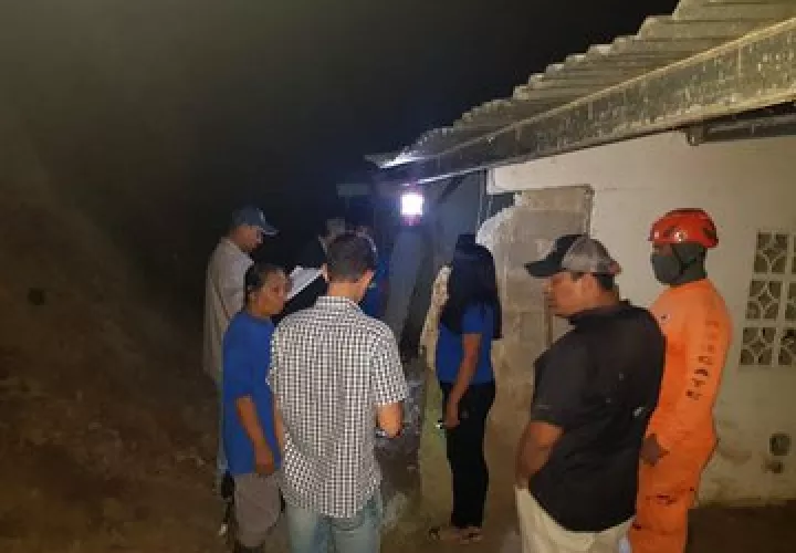 SINAPROC inspecciona vivienda afectada.