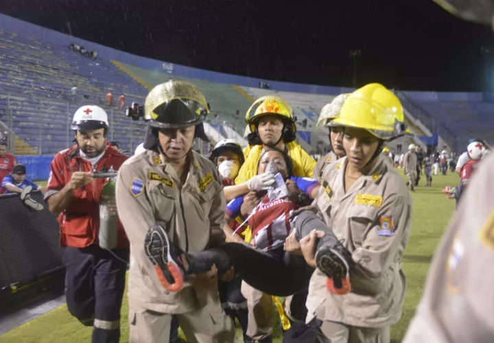 Una afectada del incidente es trasladada a un centro hospitalario. Foto: EFE