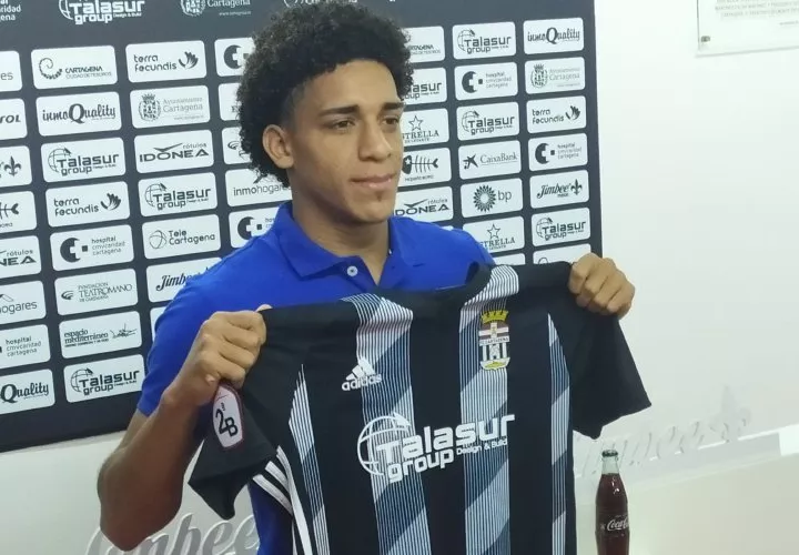 Adalberto Carrasquilla, quien fue cedido por el Tauro de Panamá, muestra la camiseta del FC Cartagena español. Foto: Cortesía