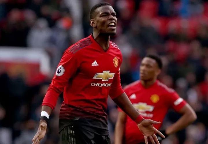 El futbolista del Manchester United Paul Pogba ha sido objeto de insultos racistas en las redes sociales .