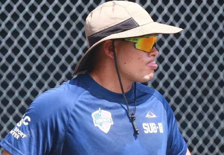 Dimas Ponce dirige el repaso de jugadas defensivas de su cuadro interior. Fotos: Anayansi Gamez