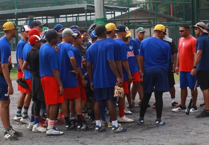 La charla tras culminar la práctica del preseleccionado U18.