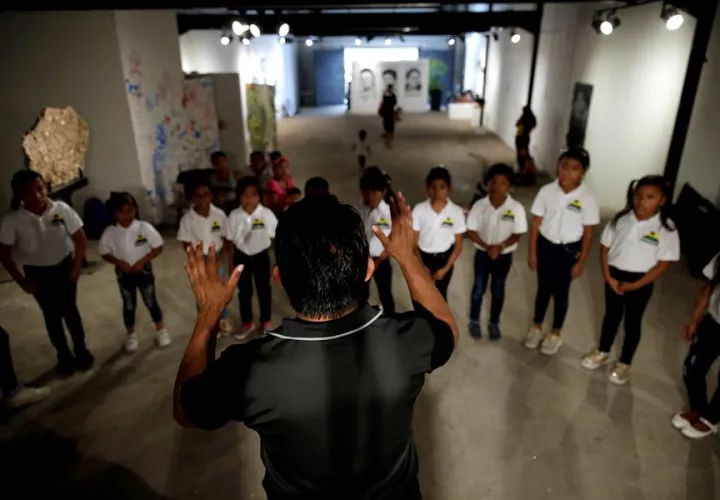 El director de cantoría infantil, Evelio Calvo, dicta clases de canto en el Centro Cultural Internacional de Panamá durante un ensayo del coro infantil Guna. EFE