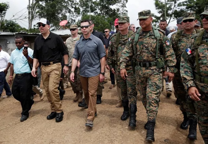 El secretario estadounidense de Seguridad Nacional en funciones, Kevin McAleenan (c-i), visita este viernes junto a sus pares centroamericanos la peligrosa selva del Darién, en la comunidad de La Peñita (Panamá). EFE