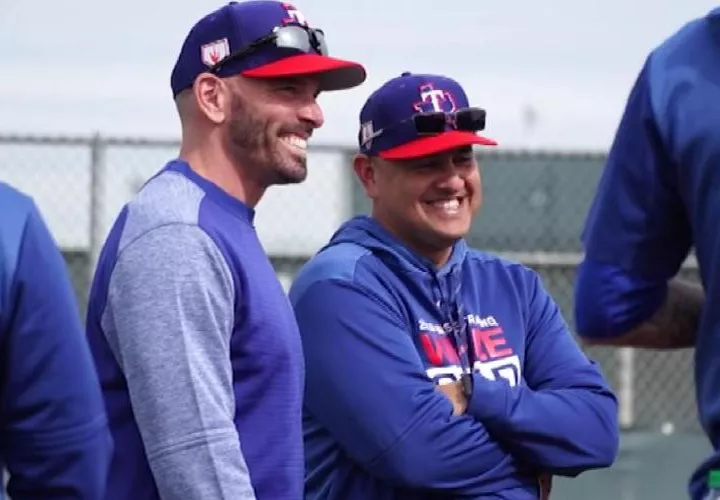 Chris Woodward (izq.) junto a su instructor de lanzadores, el también panameño Julio Rangel. Foto: Cortesía