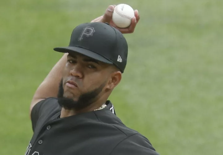 El lanzador coclesano Darío Agrazal en acción ayer durante el partido que abrió por parte de los Piratas de Pittsburgh. Foto: AP