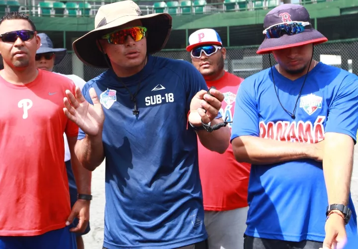 El joven técnico chiricano Dimas Ponce (sombrero caqui) es el timonel de la selección de béisbol U18 de Panamá. Foto: Anayansi Gamez