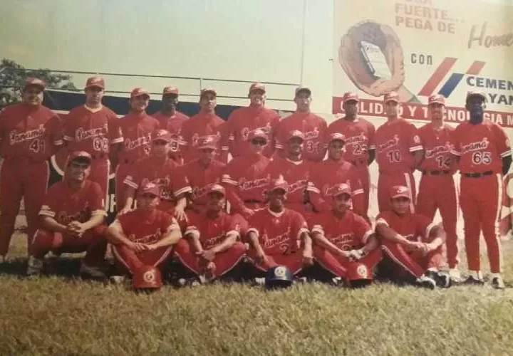 Equipo juvenil mundialista de 1996, dirigido por Martín Crespo, y Carlos “Calicho” Ruiz, de jugador. Foto: Cortesía