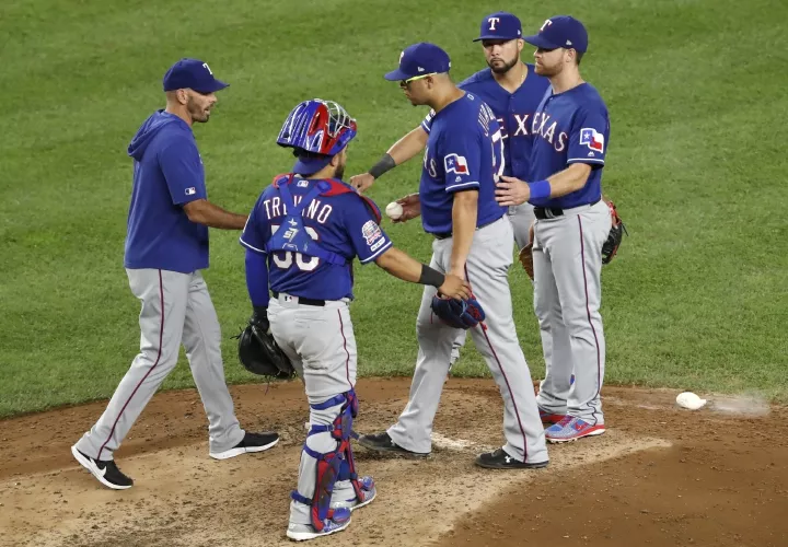 Ariel Jurado (centro) sale del juego. Foto: AP