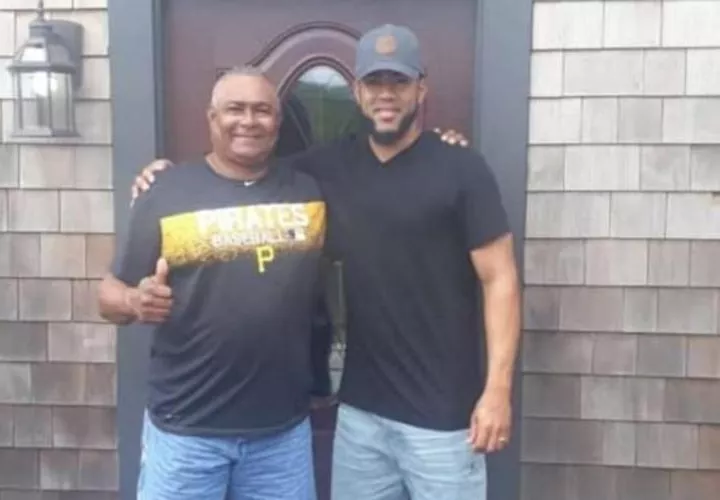 La leyenda del béisbol panameño Darío Agrazal (izq.) y su hijo, en Pittsburgh. Foto: AP