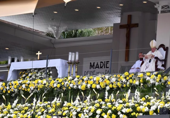 El papa pide poner a los jóvenes al centro de la sociedad en una misa en Mauricio. EFE