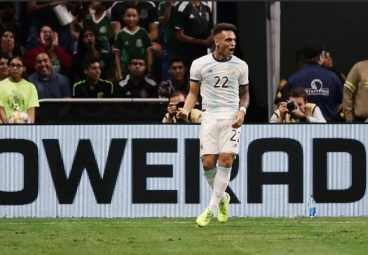 Lautaro Martínez se burló de la defensa mexicana. / AP