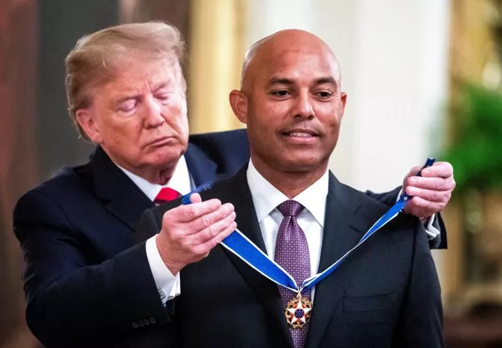 Donald Trump, presidente de Estados Unidos, condecora a Mariano Rivera. Foto: AP