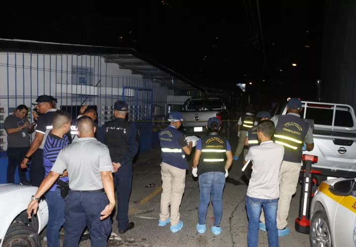 Personal de criminalística en la escena. Foto: Alexander Santamaria