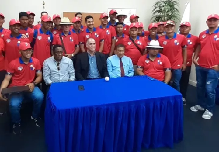 La tropa U15 en el Aeropuerto de Tocumen. Foto: Víctor Arosemena