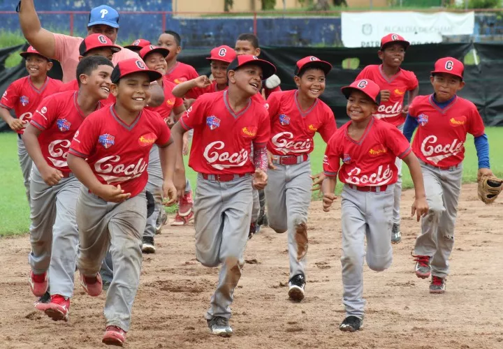 Los coclesanos durante su festejo de campeones en el 2018, tras vencer 7 carreras por 4 a Chiriquí en la gran final celebrada en Bejuco, Chame. Foto: Cortesía