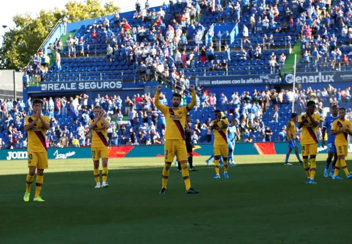 Los jugadores del Barcelona celebran el triunfo. /EFE 