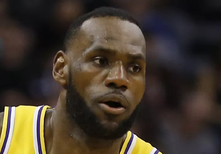 La lista de subastas dice que la camiseta es de los días de la estrella de la NBA con St. Vincent-St. Mary Fighting Irish. Foto: AP