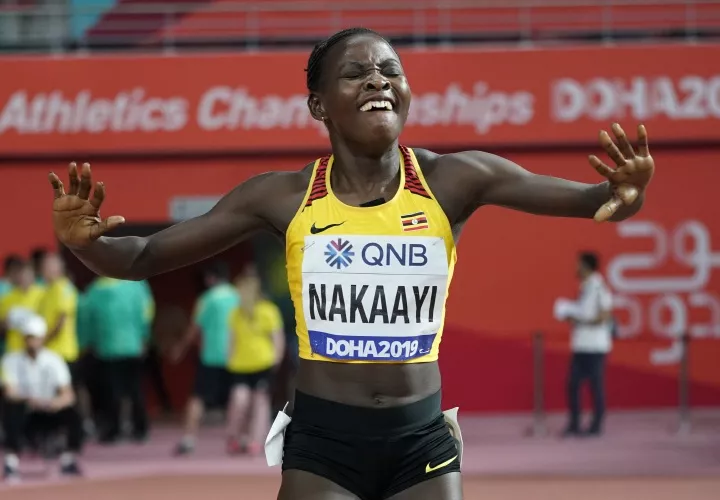 La ugandesa Halimah Nakaayi celebra su sorpresiva victoria en Doha, Catar. Foto: AP