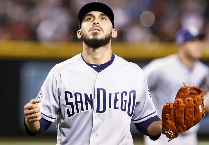 El chiricano Javier Guerra, el coclesano Darío Agrazal Jr. y el metropolitano Jaime Barría deberán ganarse su puesto en el equipo grande durante el próximo entrenamiento primaveral. Fotos: AP