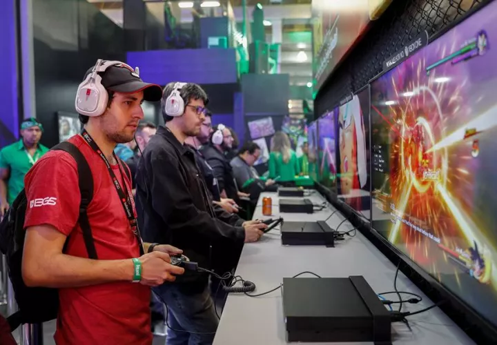 Jóvenes juegan este miércoles durante la feria Brasil Game Show, la mayor feria de videojuegos de Latinoamérica que abre hoy sus puertas en Sao Paulo (Brasil). EFE