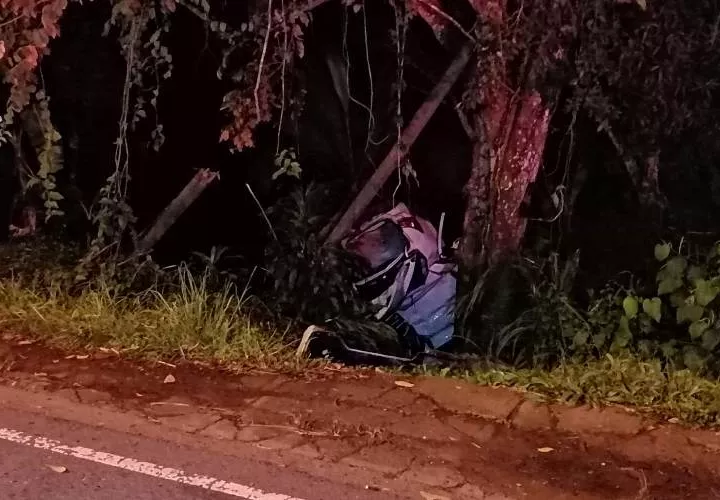 Los sujetos huían de la policía en un carro, luego chocaron contra un árbol en Burunga, Arraiján. Eric Montenegro