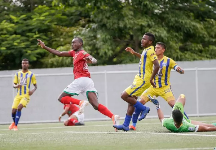 José Luis Garcés (rojo) Foto:LPF