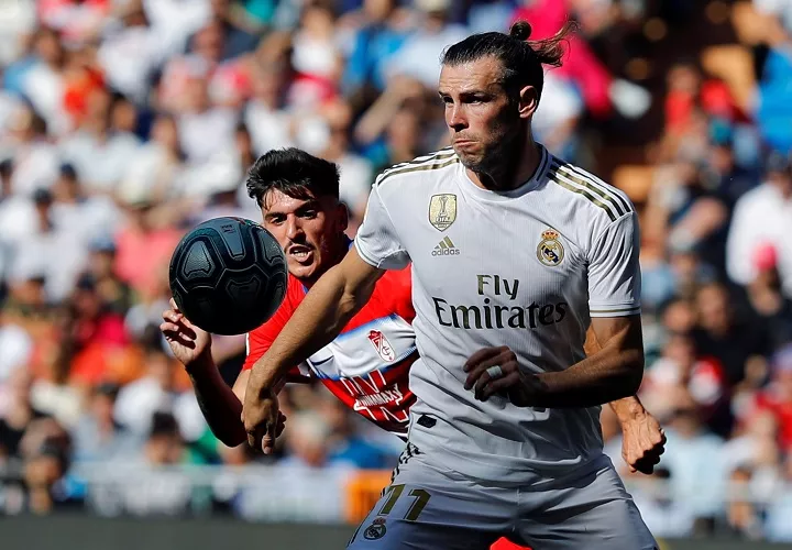 El jugador galés del Real Madrid, Gareth Bale (d), disputa el balón con el jugador del Granada Carlos Neva (i). Foto: EFE