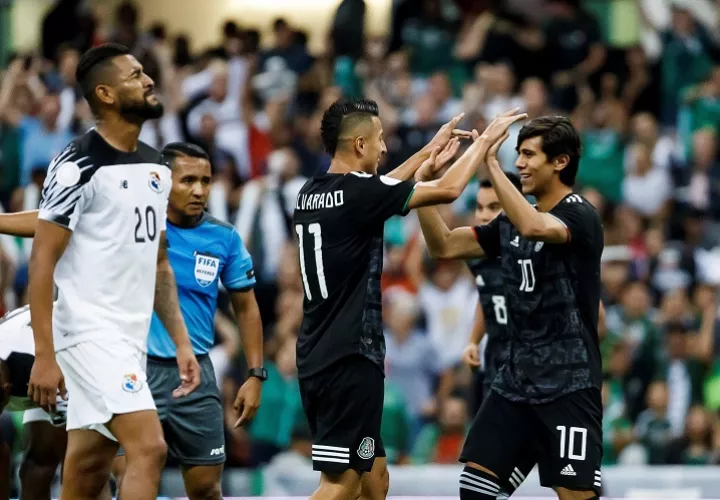 El jugador de México José Macías (d) celebra una anotación ante Panamá. Foto: EFE