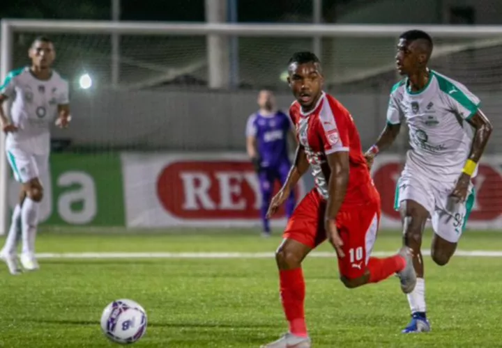 Jhamal Rodríguez (10), volante del Sanfra. Foto:LPF