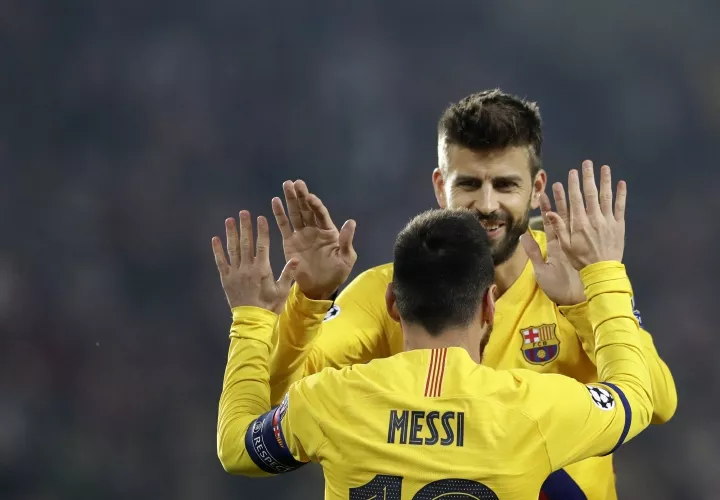 Lionel Messi celebra su gol con Gerard Piqué. Foto:EFE