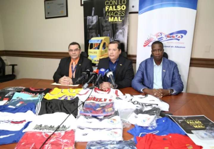 Las camisetas decomisadas. Cortesía