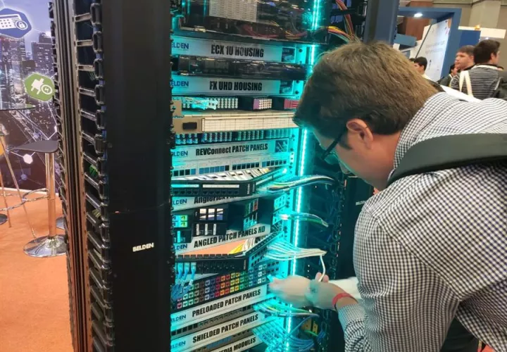 Un visitante observa este miércoles las tecnologías del "World of Solutions", un espacio en la conferencia Cisco Live!. EFE