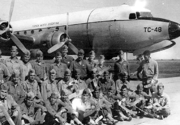 Un grupo de personas posando junto al desaparecido TC 48 de la Fuerza Aérea de Argentina Foto: Cortesía