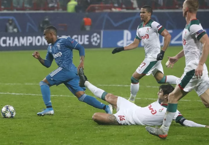 Douglas Costa clasifica al Juventus bajo el diluvio. Foto: AP