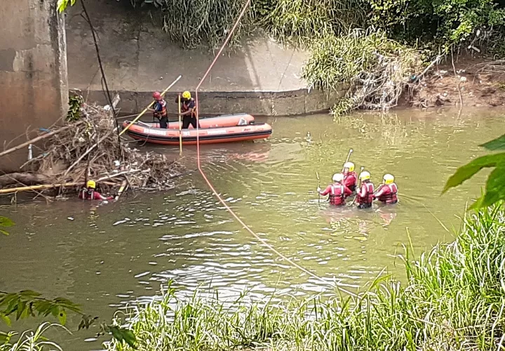 La búsqueda del hombre que se lanzó al río Juan Díaz. Cortesía