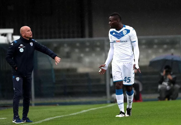El balón que Mario Balotelli pateó a las gradas del estadio de Verona en frustración por los cánticos. Foto: AP
