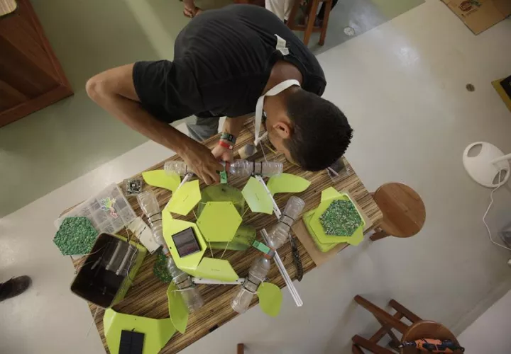 Jason Mendez trabaja en la "Tortuga Guardián", este viernes en Liberia (Costa Rica). EFE